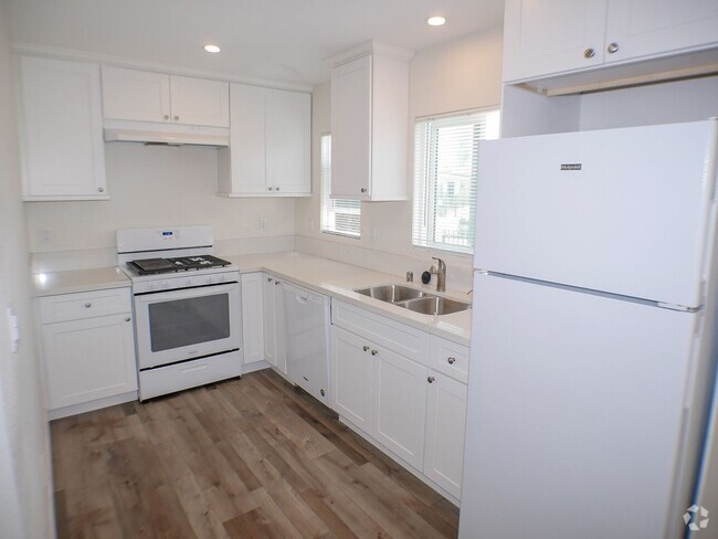 Building Photo - Remodeled single family home with washer/d...