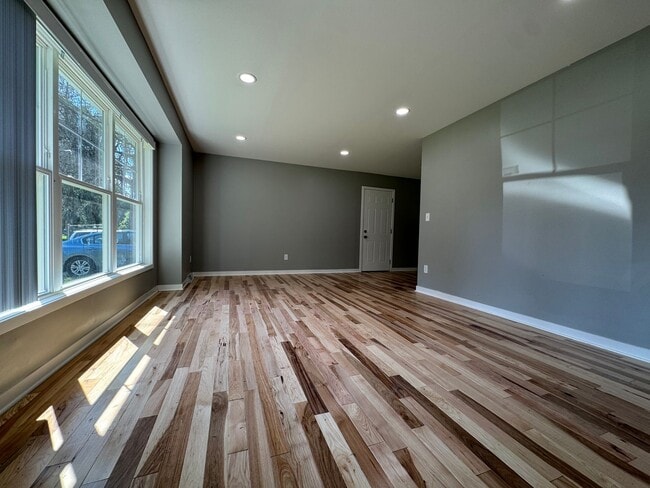 Stunning 5 Bedroom 2 Bathroom Home + Den i... - Stunning 5 Bedroom 2 Bathroom Home + Den i...