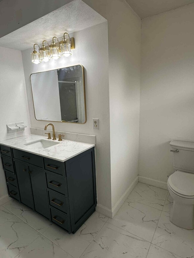 Building Photo - 1900 Manor Cir SE