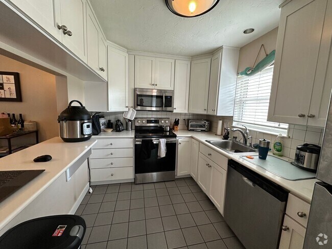 Building Photo - Townhouse, Central AC, 2 Parking Spots