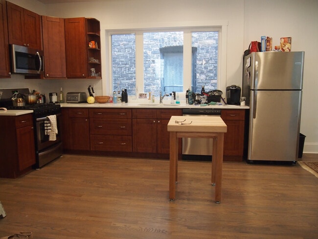 Energy star stainless steel appliances and bamboo cabinets - 1517 N Bell Ave Unit 3