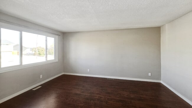 Photo - 6015-6015 5 Ave SE