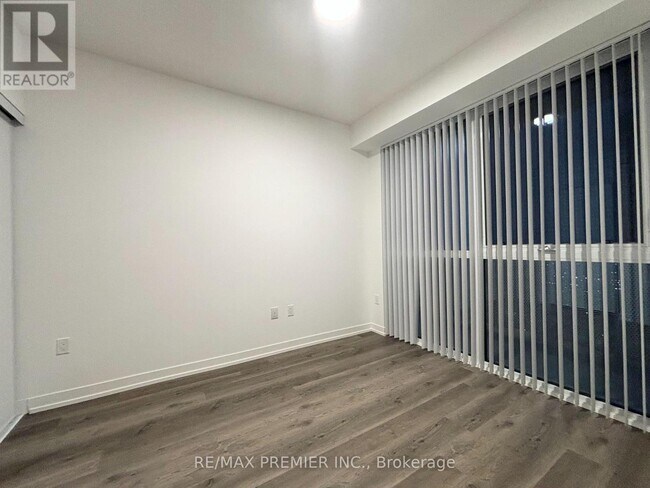 Photo - 8 Interchange Wy Unité 5815