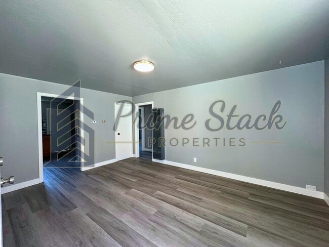 Photo - 743 Miller St