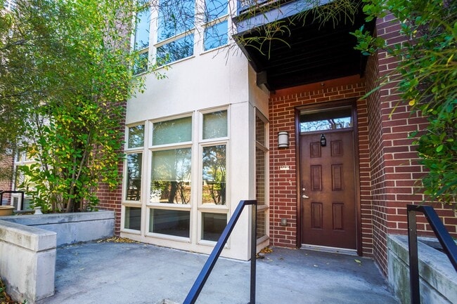 Building Photo - 412 S 13th St