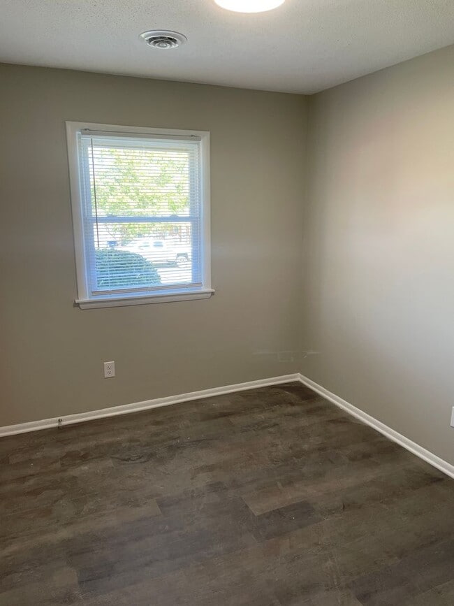 Photo - 1008 Claremont Ave NE