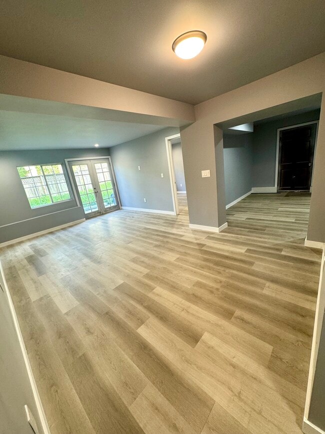 Building Photo - 881 Skyline Dr Rental