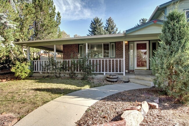 Photo - 3 bed 2 1/2 bath Tri-level near Downtown C...