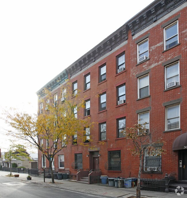 Primary Photo - 32 Garnet St Apartments