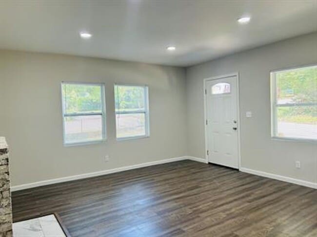 Photo - 2/1 Available Now Conveniently Located In ...