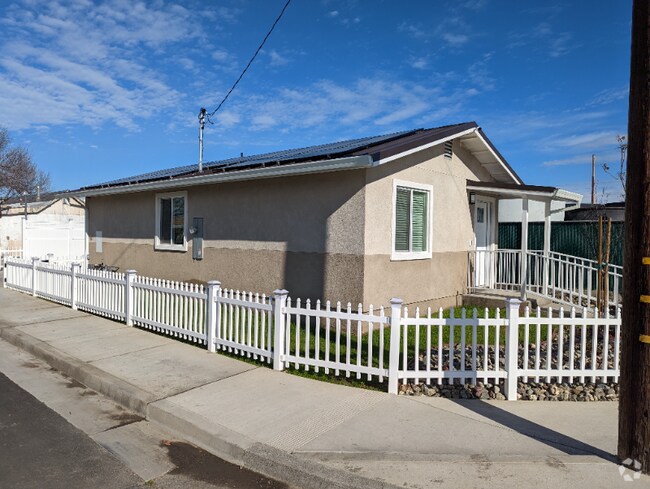 Building Photo - 700 Swift St Rental