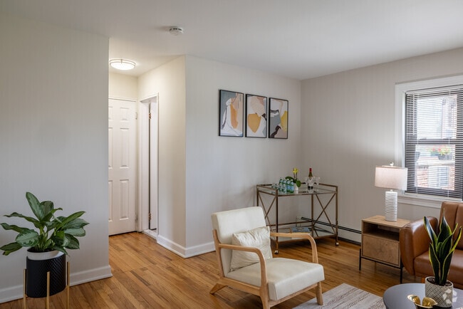 1BR, 1BA - 700SF - Highland Manor Apartments