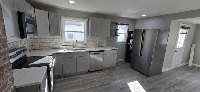 Building Photo - 904 Front Ave