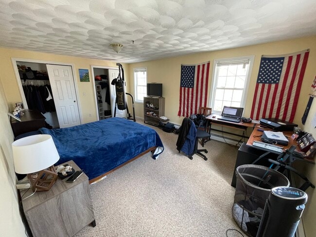 Dormitorio grande con armario doble y espacio para escritorio. - 22 Railroad Ave Unidad 2