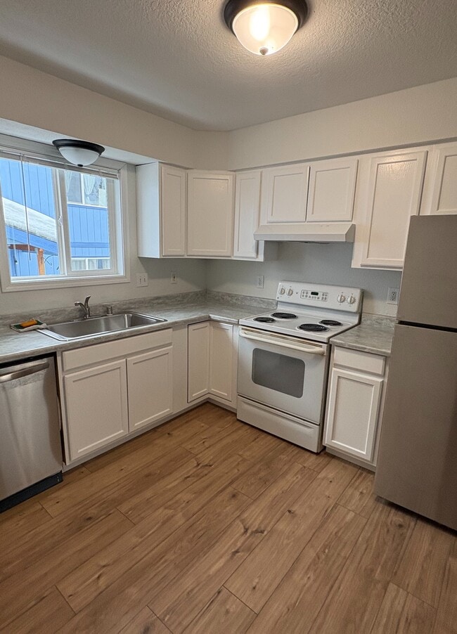 Building Photo - 366 Flower St Unit 3