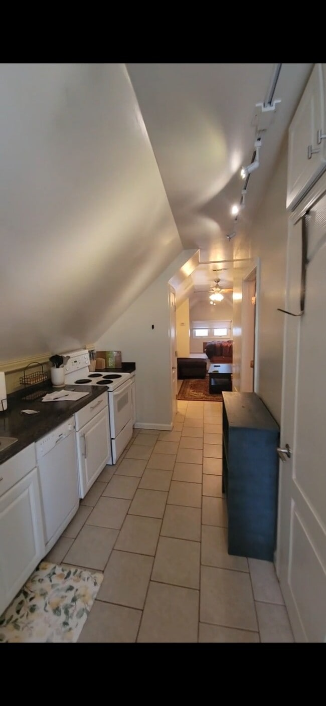 Building Photo - 2045 Waterbury Rd Unit 2045 UP