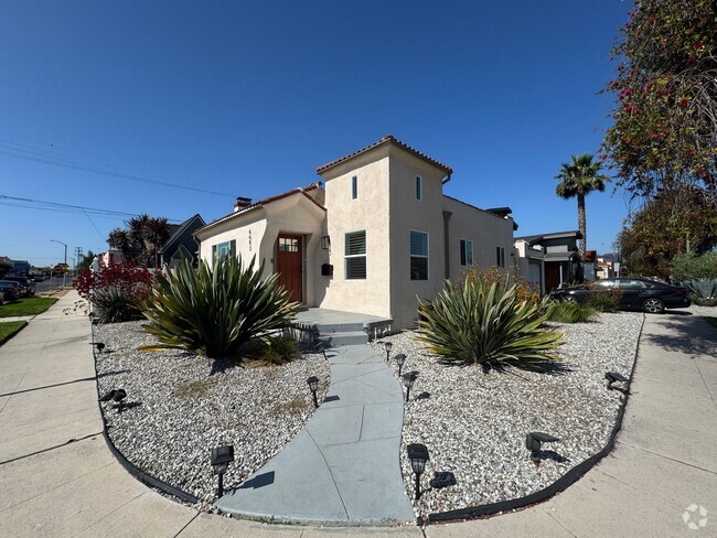 Building Photo - Freshly Renovated 2bd 2ba House