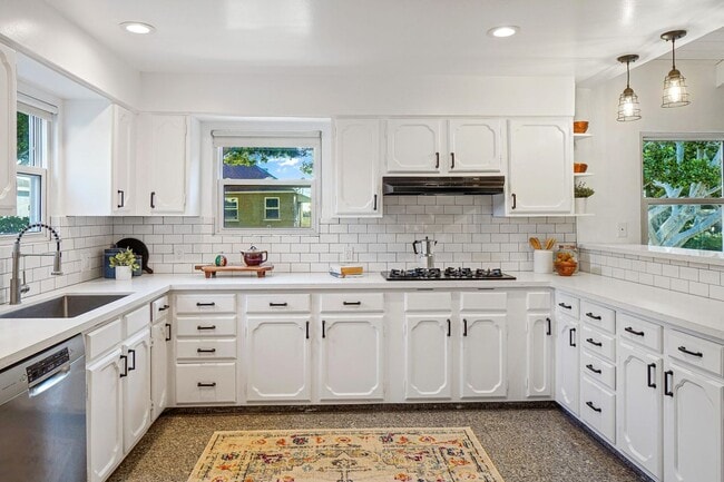 Photo - 1102 Maple St