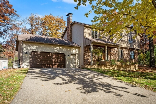 Building Photo - Stunning Remodeled 4BR Home w/ Pond View &...