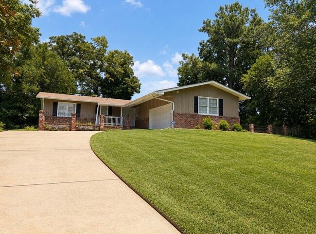 Building Photo - Move-In Ready 4BR/3BA Home with Spacious Layout & Large Yard