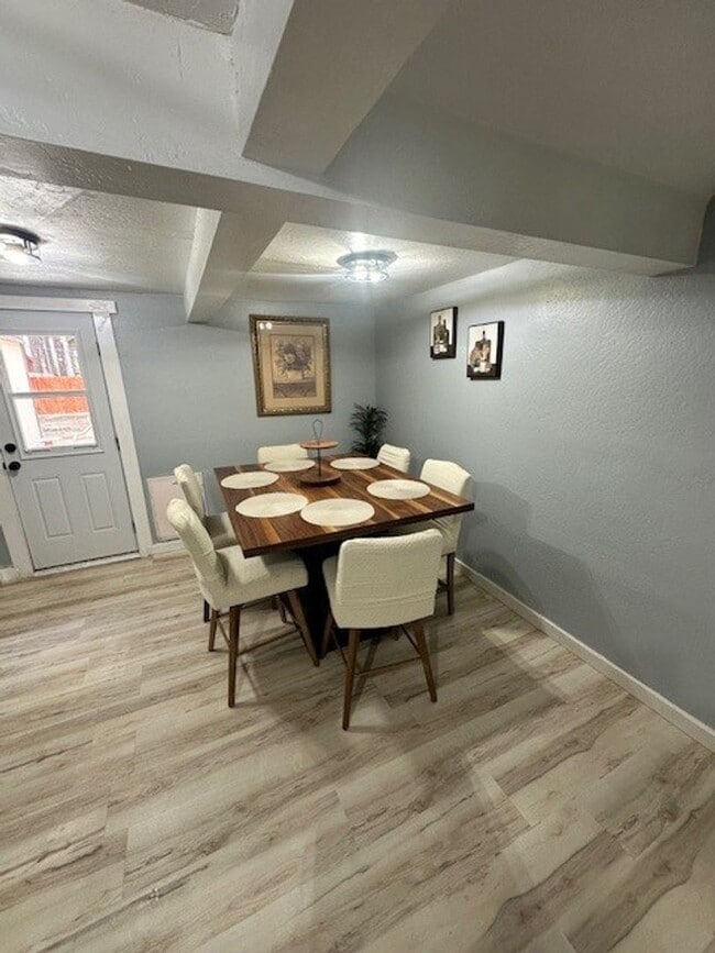 Photo - Nicely renovated 2Bd 2Ba house with large yard and pet friendly!! Available for a seasonal rental...