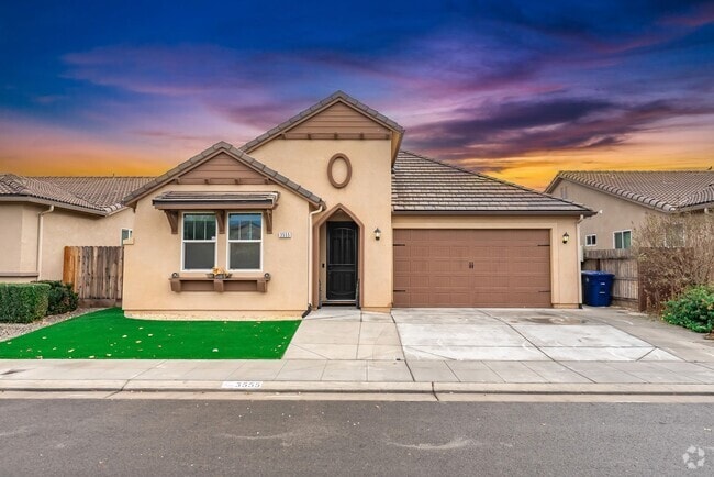 Building Photo - Beautiful 4-Bedroom Home with Office in Cl...