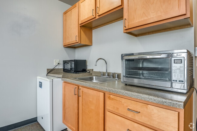 Studio, 1BA - 450SF - Kitchen