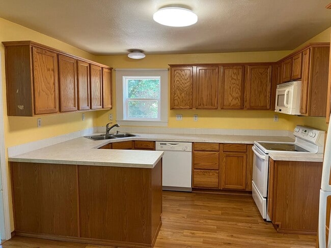 Building Photo - 2 bedroom 1 bathroom house