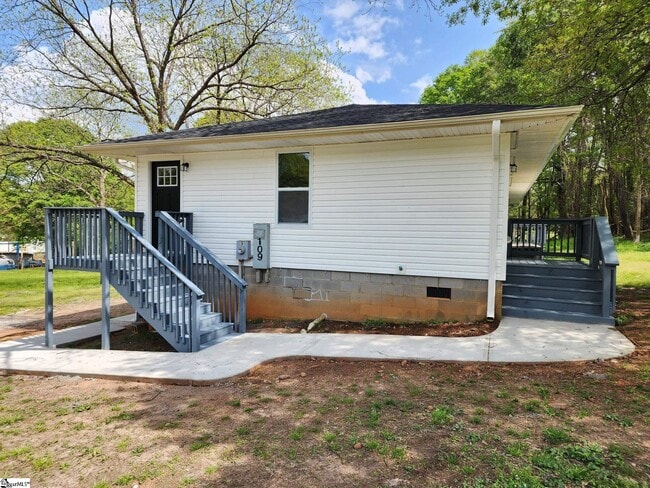 Building Photo - 109 2nd St Unit 1 Rental