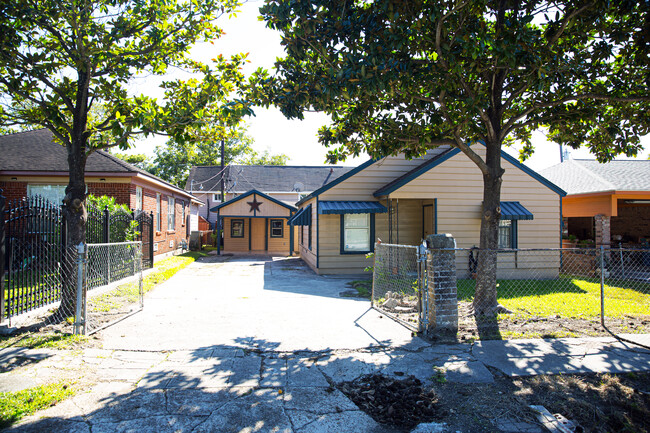 House and Garage Apartment from Street - 7334 Lamar St Casa