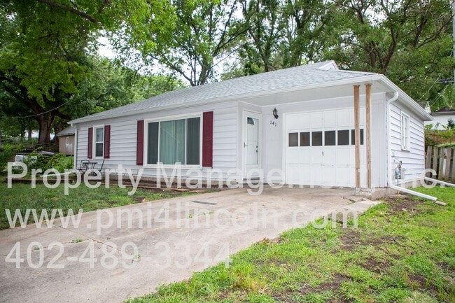 Building Photo - 2 Bedroom and 1 Bathroom Home Available For Rent!