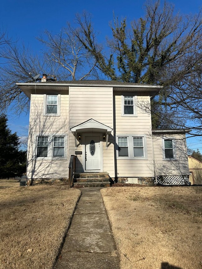 Building Photo - Spacious Renovated Home! Den Space & Bonus Recreation Room in Basement! Central Air! W/D! 2 Car G...