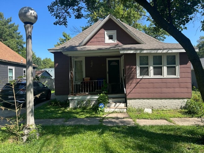 Building Photo - 2 Bedroom House available for SUBLEASE Sep...