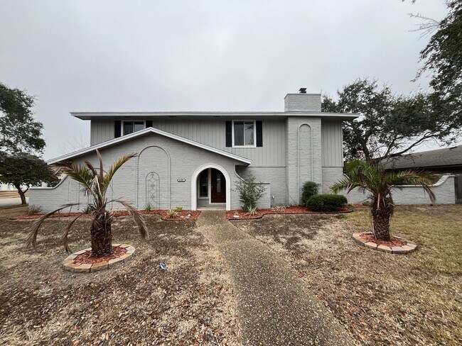 Photo - Spacious Two Story Home in Country Club Es...