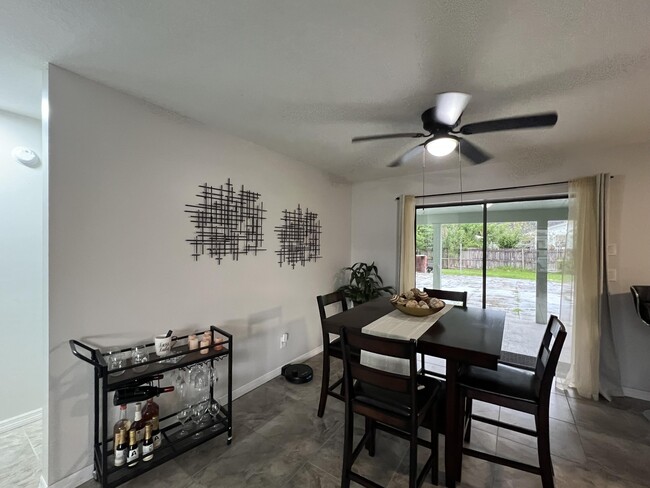 Photo - 1672 SW Schleicher Ln