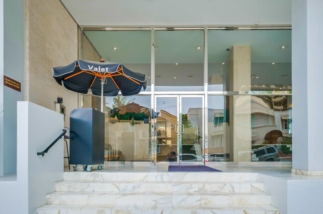 Photo - 999 N Doheny Dr Unit 302