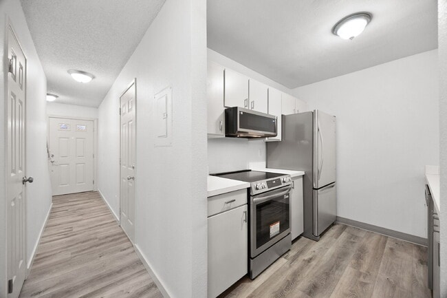 Photo - "Charming Auburn Townhouse: Cozy 2-Bed, 1.5-Bath Gem with 1025 Sq. Ft. of Modern Living!" Unidad D-5