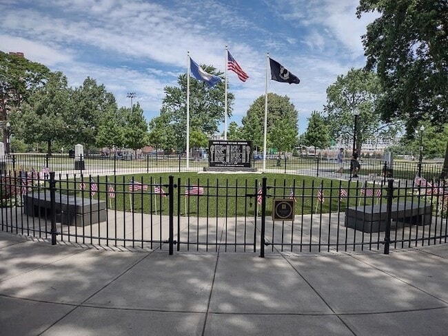 Building Photo - 811 E Broadway Unit 2