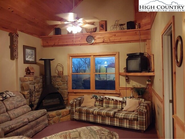 Building Photo - 1005 Beech Mountain Pky Unit 307