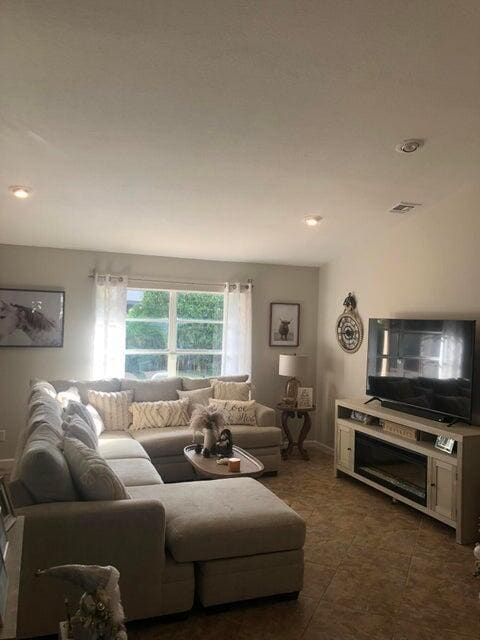 Photo - 590 Juniper Pl