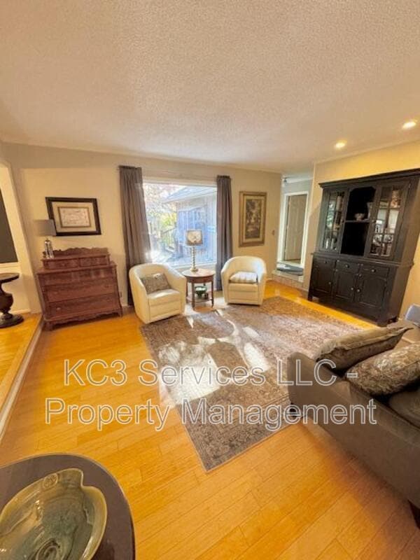 Photo - 615 E 101st Terrace