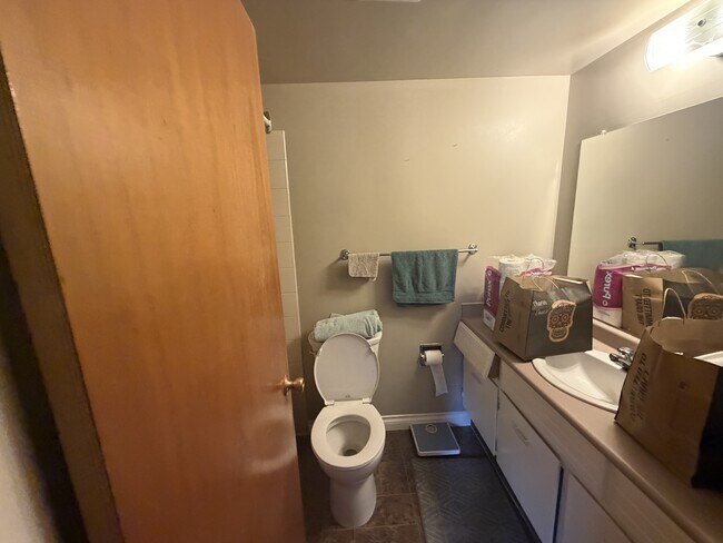 Photo - 908 Cook St Unité 107