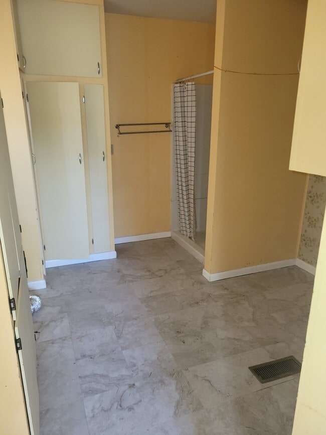 Photo - 819 W Broadway Ave