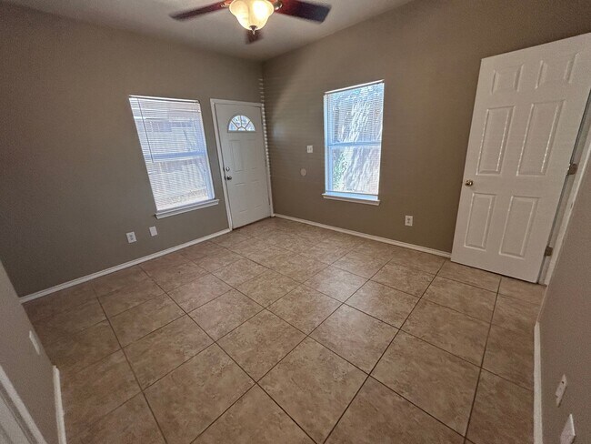 Photo - 1104 Canyon Edge Dr