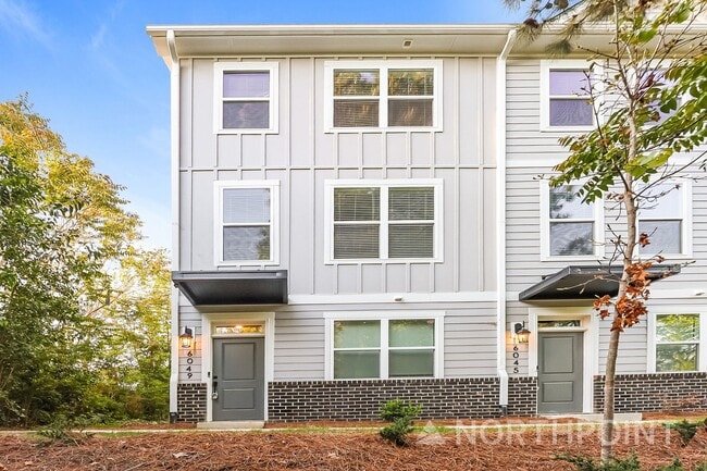 Building Photo - Beautiful 3BR 3.5BA Townhome w/ Full Appliance Kitchen Garage Parking in University