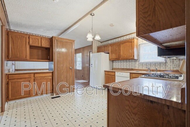 Photo - 834 W 138th St S
