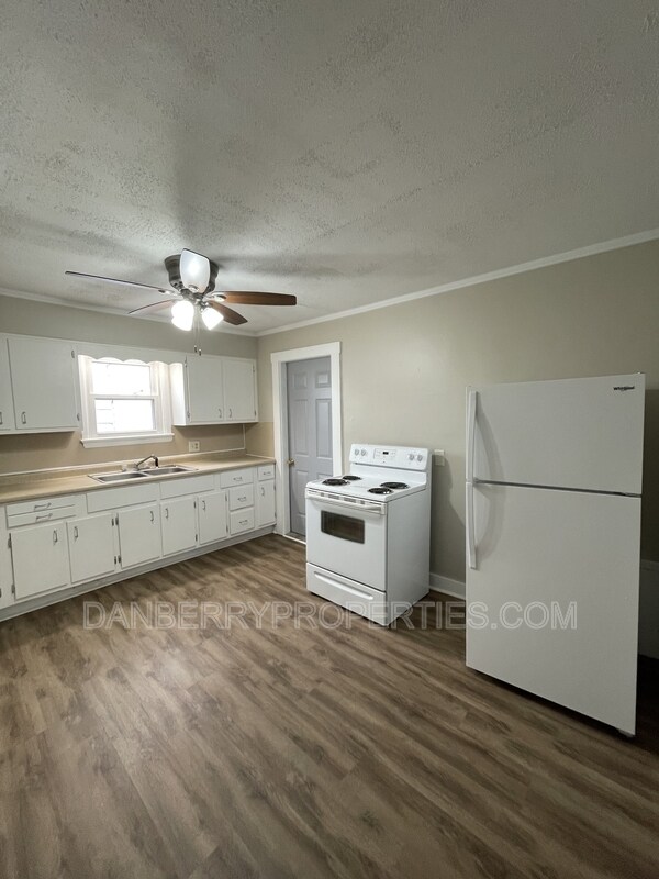 Photo - 220 N Main St