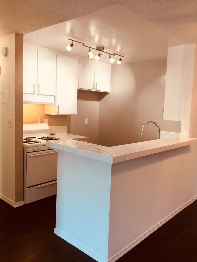 Photo - 18645 Hatteras St Unidad 404