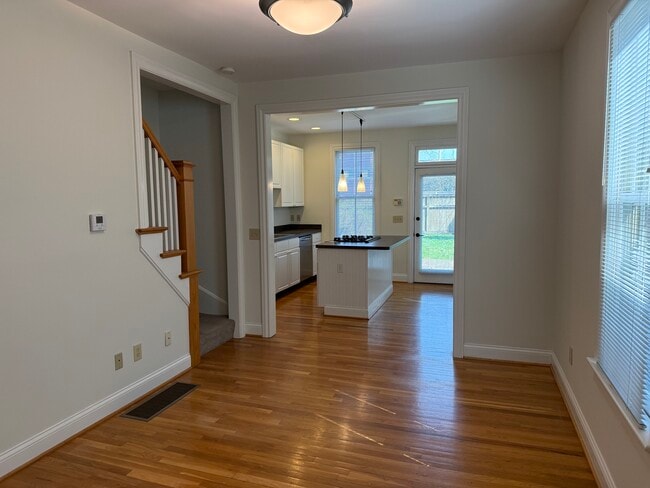 Photo - 844 Hamlet St