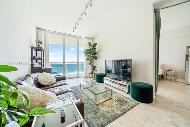 Photo - 725 NE 22nd St Unidad 16B